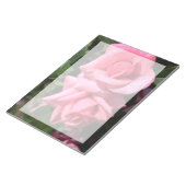 twee perfecte, roze roos bloemen. notitieblok (Schuin)