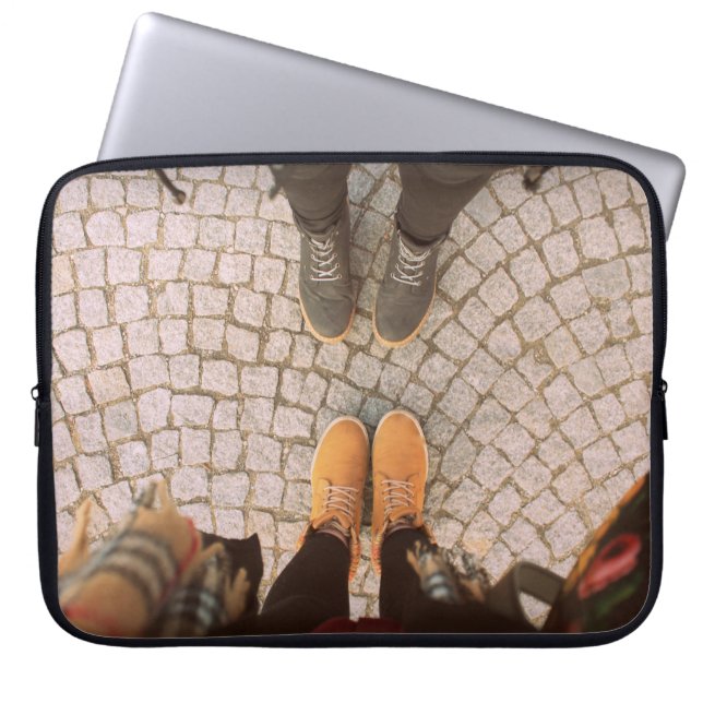 Twee persoon die voor elkaar staat laptop sleeve (Voorkant)