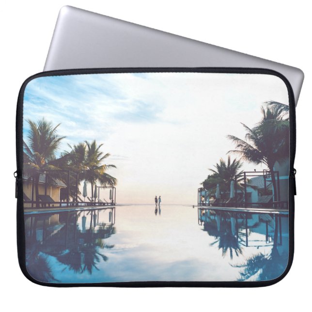 Twee persoon naast het zwembad laptop sleeve (Voorkant)