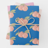 Twee perziken die papierbladen overvullen inpakpapier vel (In situ)