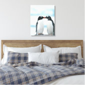 Twee pinguïns die de pieken aanraken canvas afdruk (Insitu (Slaapkamer))