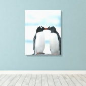 Twee pinguïns die de pieken aanraken canvas afdruk (Insitu (Houten vloer))