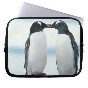 Twee pinguïns die de pieken aanraken laptop sleeve