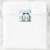 Twee pinguïns die de pieken aanraken vierkante sticker (Tas)