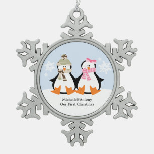 Twee pinguïns met kerst tin sneeuwvlok ornament