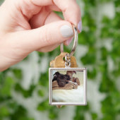 Twee pit-stieren die binnen zitten, close-up sleutelhanger (Hand)