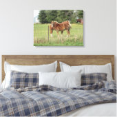 Twee prachtige Amber Paarden naast een boerderij K Canvas Afdruk (Insitu (Slaapkamer))