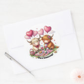 Twee prachtige Highland-koeien, een gebroken wit Ronde Sticker (Envelop)