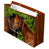 Twee prachtige kastanjepaarden in de zon groot cadeauzakje (Voorkant Gekanteld)