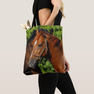 Twee prachtige kastanjepaarden in de zon tote bag