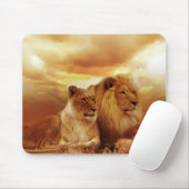 Twee prachtige leeuwen die in het wild rusten muismat (Met muis)