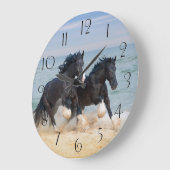 Twee prachtige wonderpaarden die langs het strand  grote klok (Hoek)