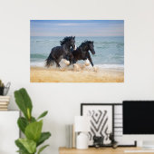 Twee prachtige wonderpaarden die langs het strand  poster (Thuiskantoor)