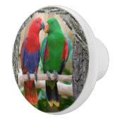 Twee projectielen op een keramische deurknop en de knop (Rechts)