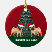 Twee pug kersthonden in Santa Hat Cute Custom Keramisch Ornament (Voorkant)
