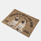 Twee Pugs Gepersonaliseerde Hondenliefhebbers Deur Deurmat (Schuin)
