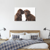 Twee Puppies voor chocolade-labrador-reproductiedr Canvas Afdruk (Insitu (Slaapkamer))