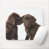 Twee Puppies voor chocolade-labrador-reproductiedr Muismat (Met muis)