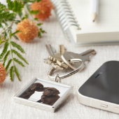 Twee Puppies voor chocolade-labrador-reproductiedr Sleutelhanger (Zijkant)