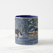 Twee Ranch Horses die in de winter op sneeuw spele Mok (Midden)