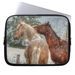 Twee Ranch Horses die op sneeuwpaardenfoto spelen Laptop Sleeve