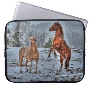 Twee Ranch Horses die op sneeuwpaardenfoto spelen Laptop Sleeve