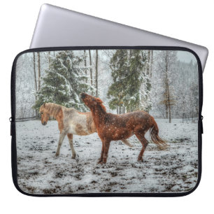 Twee Ranch Horses die spelen op sneeuwpaardenfoto  Laptop Sleeve