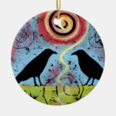 Twee raven zitten en reflecteren grillig keramisch ornament (Voorkant)