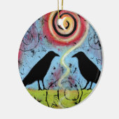 Twee raven zitten en reflecteren grillig keramisch ornament (Links)