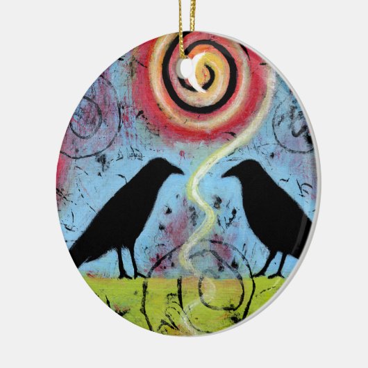 Twee raven zitten en reflecteren grillig keramisch ornament (Links)
