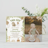 Twee Rex Dinosaurus Jongen 2e Verjaardag Party Fot Kaart (Staand voorkant)