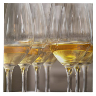 twee rijen wijn die een lucifers met een lucifers tegeltje