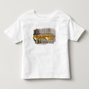 twee rijen wijnproefglazen met sappige kinder shirts