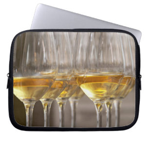 twee rijen wijnproefglazen met sappige laptop sleeve