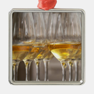 twee rijen wijnproefglazen met sappige metalen ornament