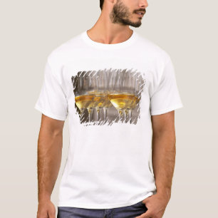 twee rijen wijnproefglazen met sappige t-shirt