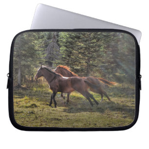 Twee ringpaarden die in het bos lopen laptop sleeve