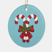 Twee rode en witte snoepjes op blauw keramisch ornament (Links)
