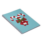 Twee rode en witte snoepjes op blauw notitieboek (Rechterzijde)