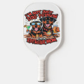 Twee rottweiler honden zitten samen pickleball paddle (Achterkant)