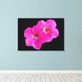 twee roze bloemen op zwarte achtergrond . canvas afdruk (Insitu (Houten vloer))
