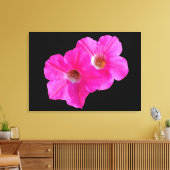 twee roze bloemen op zwarte achtergrond . canvas afdruk (Insitu (Woonkamer))