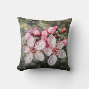 Twee roze bloesems die uitkomen. kussen