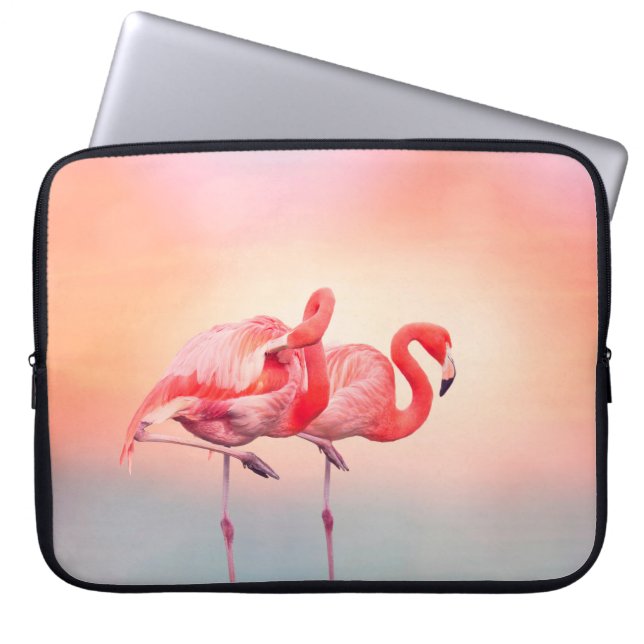Twee roze flamingos in het water bij sunsetflaming laptop sleeve (Voorkant)