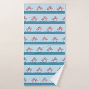 Twee roze flamingo's op het waterpatroon badhanddoek