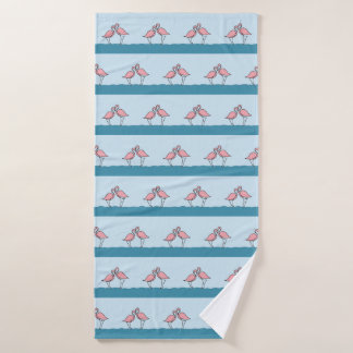 Twee roze flamingo's op het waterpatroon badhanddoek