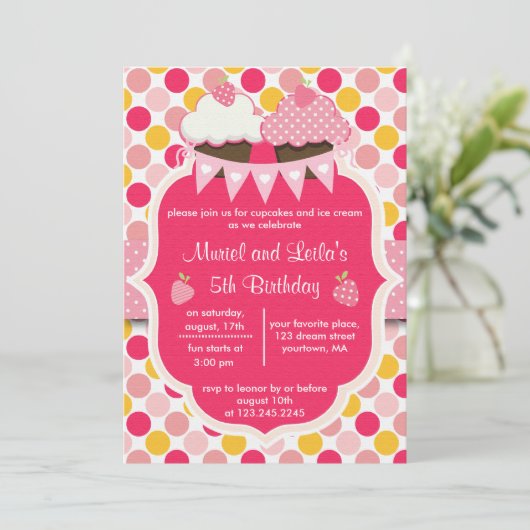 Twee roze koekjes, Stippen en aardbeien Partij Kaart (Staand voorkant)