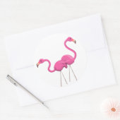 Twee roze lamingos die samen staan ronde sticker (Envelop)