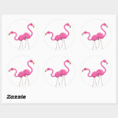 Twee roze lamingos die samen staan ronde sticker (Vel)