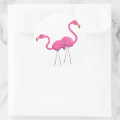 Twee roze lamingos die samen staan ronde sticker (Tas)